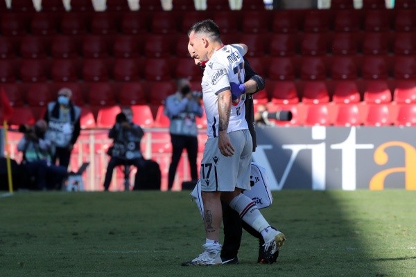 Gary Medel salió entre lágrimas del duelo entre Bologna y Benevento, donde alcanzó a jugar apenas 19 minutos. Foto: Getty Images