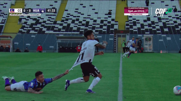 Valenzuela quedó colgando de Bolados con su agarrón de camiseta. Foto: CDF