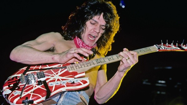 Eddie Van Halen tocando con su banda en uno de los momentos peak de su carrera musical.