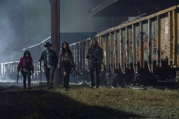 El grupo encabezado por Eugene dio con una nueva arista que proyecta el final de &quot;The Walking Dead&quot;.