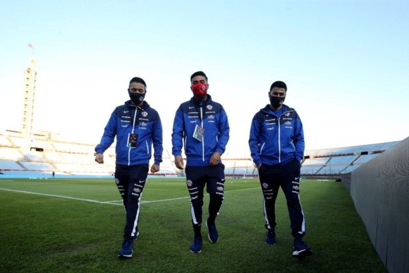 Los enmascarados jugadores dieron vueltas por la cancha de Uruguay. (Foto: LaRoja Twitter)