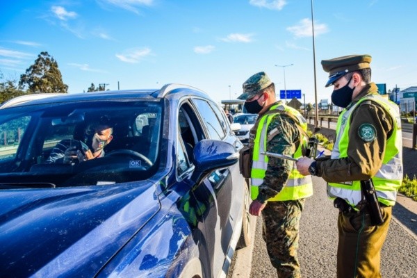 Carabineros fiscalizan cordones sanitarios junto al Minsal | Foto: Agencia Uno