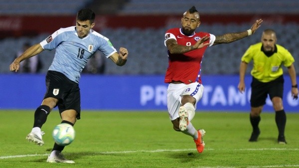 Arturo Vidal estuvo en todos los rincones de la cancha del Centenario y se multiplicó para doblegar a los uruguayos en el debut por las Eliminatorias Qatar 2022. Foto: Getty Images