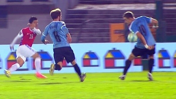 Una mano en el final le pudo dar el triunfo a Chile ante Uruguay, pero el árbitro se olvidó que tenía VAR y ni siquiera lo fue a ver.