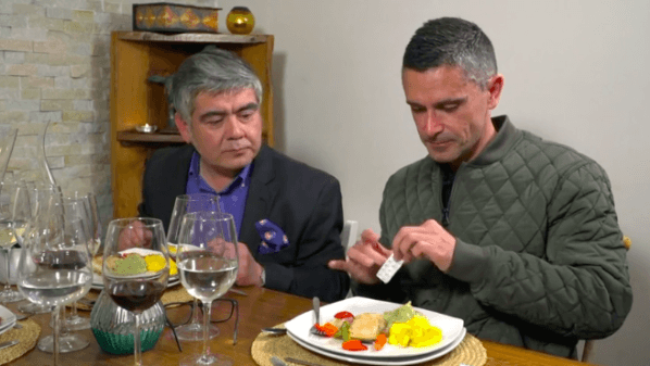 El momento en que Rodrigo Jarpa le echa sal en sobre a su comida en &quot;La Divina Comida&quot;.