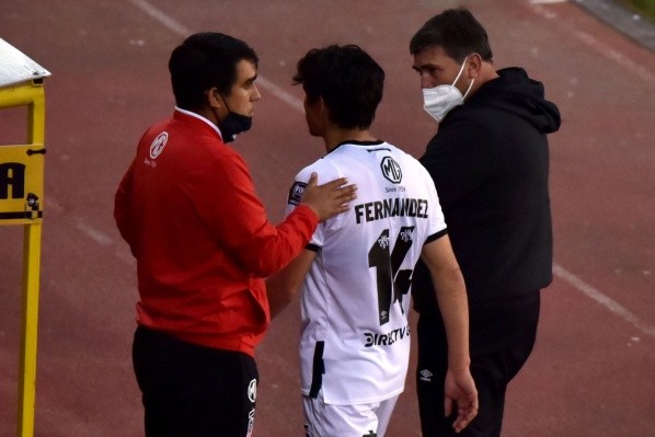 Matías Fernández alcanzó a jugar 45 minutos antes de salir lesionado ante Coquimbo Unido. Foto: Agencia Uno