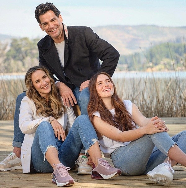 Cristián de la Fuente junto a su esposa Angélica Castro y su hija Laura de la Fuente.