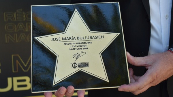 Así será la estrella que tendrá de ahora en adelante José María Buljubasich en el Paseo de la Fama de la ANFP. Foto: U. Católica