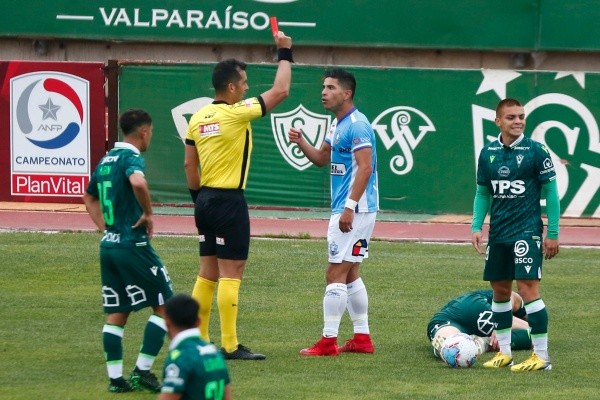 Felipe Flores dejó con 10 a Deportes Antofagasta en el primer tiempo tras una fea falta contra Francisco Alarcón. Foto: Agencia Uno