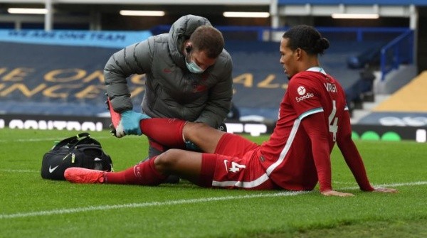 Van Dijk estará al menos seis meses sin fútbol tras sufrir un corte de ligamentos cruzados.