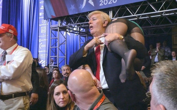 Borat irrumpe en una convención republicana para regalarle su hija al vice presidente Mike Pence.
