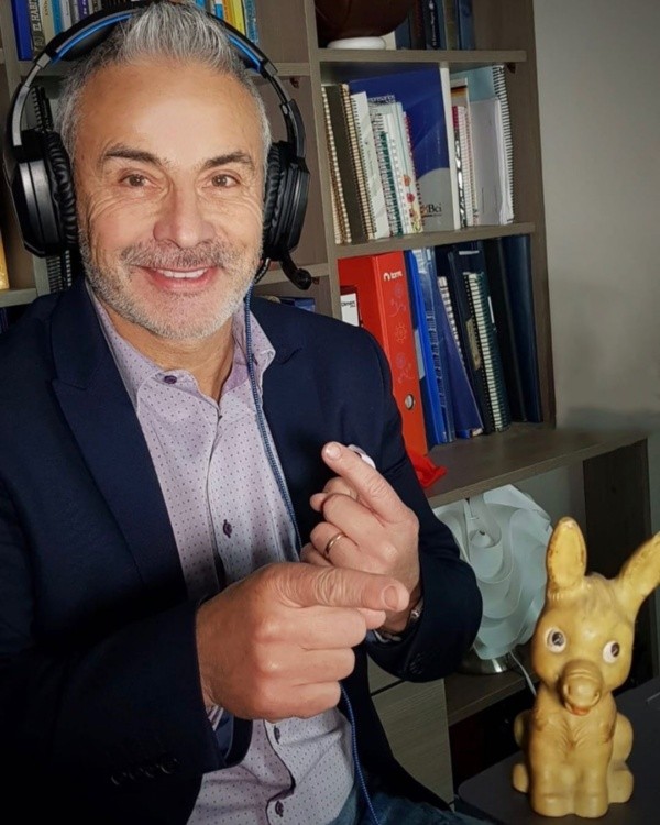 Juvenal se tomó con gran humor las bromas tras el nacimiento de un perro verde en Italia.