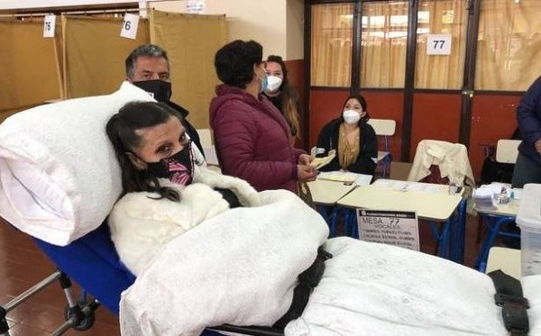 Mujer en camilla asistió a votar en Temuco