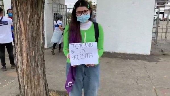 Adolescente regala lápices en el Estadio Nacional Adolescente regala lápices en el Estadio Nacional