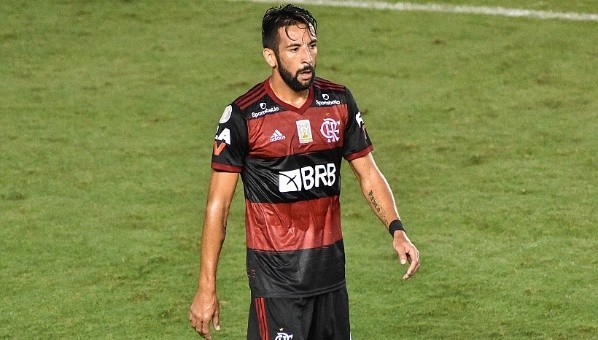 El chileno cometió un error al inicio del partido que le valió un gol en contra al Mengao.