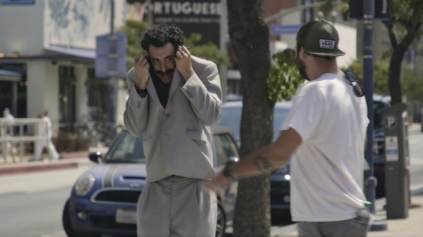 Borat es reconocido en la calle.