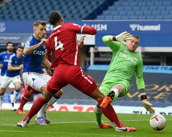 Jordan Pickford no la pasa bien tras lesionar de gravedad a Virgil van Dijk en el derby entre Everton y Liverpool. Foto: Getty Images