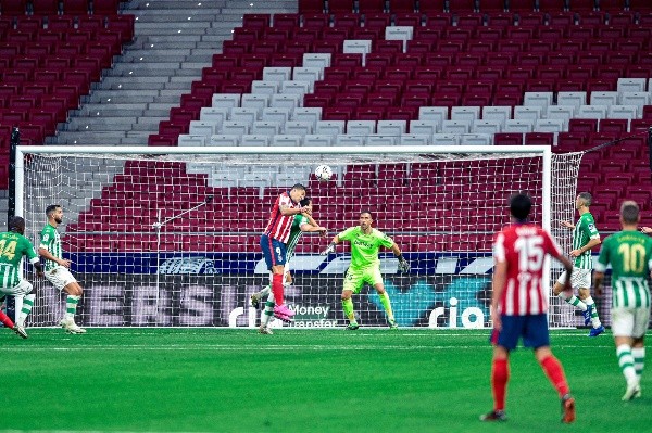 Claudio Bravo, a pesar de perder, viene de ser figura en el encuentro con el Atlético de Madrid. (Foto: Getty)
