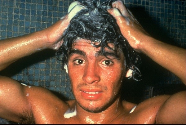 Un joven Diego Maradona sorprendido por un fotógrafo tras un partido en el camarín - Getty