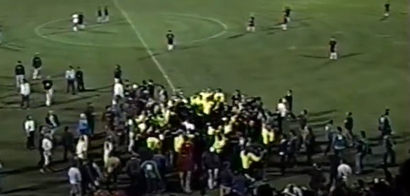 El ingreso del 10 a la cancha causó caos, con la prensa invadiendo el campo de juego.