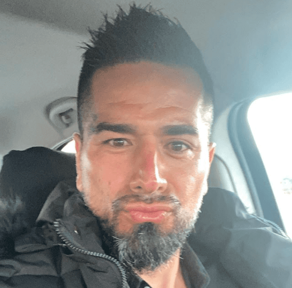 Kike Acuña, que así lucía antes, se aburrió de las arrugas en su frente y se aplicó botox. Le gustó tanto, que siguió con la nariz, boca y “patas de gallo”. Foto: Instagram