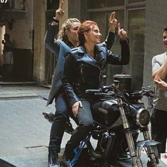 Florence Pugh y Scarlett Johansson en una escena de acción con motos en &quot;Black Widow&quot;.
