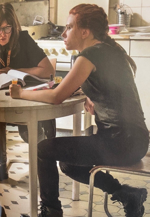 La directora Cate Shortland y Scarlett Johansson preparándose para filmar “Black Widow”.