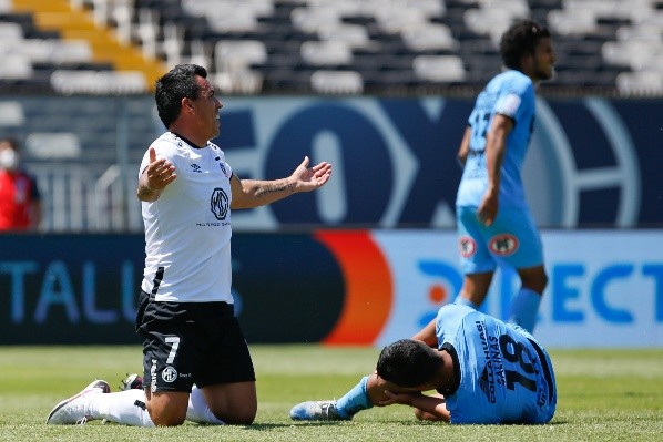 Esteban Paredes ingresó a tratar de cambiar las cosas, pero todo terminó en el 0-2 de Deportes Iquique ante Colo Colo. Foto: Agencia Uno