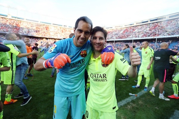 Claudio Bravo y Lionel Messi fueron compañeros en los culés, aunque también han sido rivales por selecciones. (Foto: Getty)