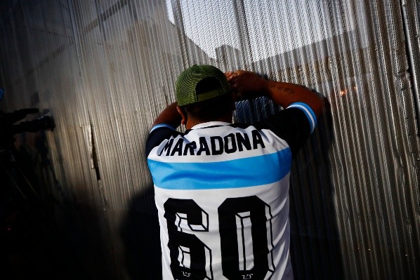 Cientos de fanáticos apoyaron a Maradona en las puertas de la Clínica Olivos.