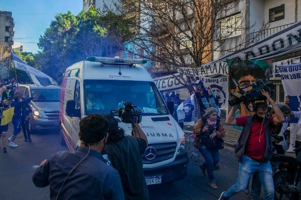 Cientos de hinchas llegaron a acompañar a Diego Maradona desde su llegada hasta su estadía en la clínica. Foto: Getty Images