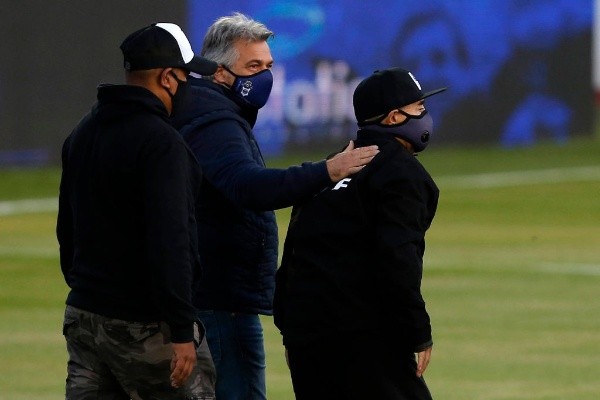 En su última aparición, Diego Maradona no pudo ni dirigir a Gimnasia y solo recibió un homenaje por su cumpleaños. Foto: Getty Images