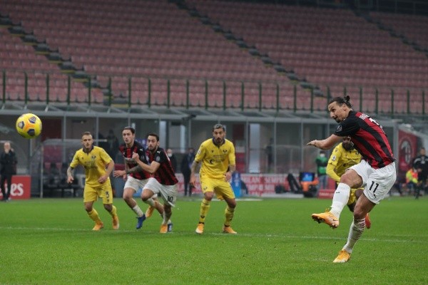 Zlatan Ibrahimovic tuvo el empate desde el punto penal, pero su tiro se fue a cualquier parte. Foto: Getty Images