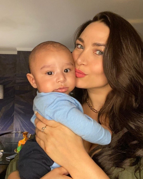 Lisandra Silva junto al pequeño Noah.