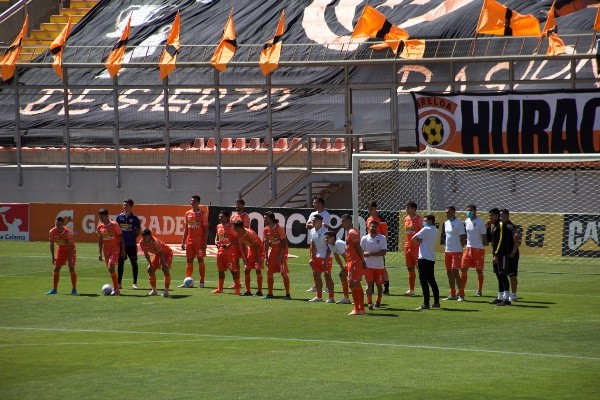 Cobreloa se presentó a jugar y hasta salió a la cancha, pero Deportes Valdivia no llegó por los casos positivos de coronavirus. Foto: Agencia Uno