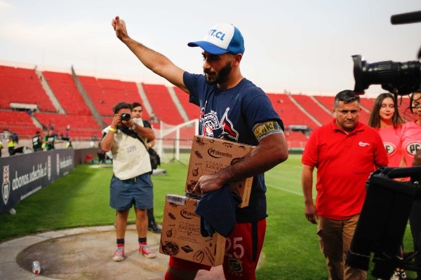 Johnny Herrera volvió en marzo al Nacional a enfrentar a la U y se fue lleno de cariño y regalos. Ni pescó a Caputto. | Foto: Agencia Uno
