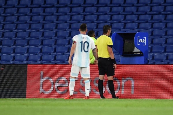 Lionel Messi anotó, pero su gol fue anulado por el VAR. El 10 hasta fue a ver la jugada para entender el cobro. Foto: Getty Images