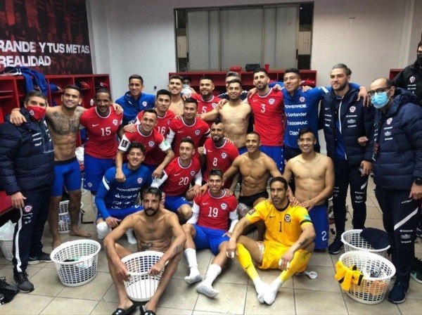 El camarín de la selección chilena tras la victoria contra Perú.