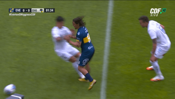 Esta fue la jugada que dejó en el piso y con mucho dolor a Pol. Sin embargo y pese a sus gritos, se paró y se mandó un carrerón en la jugada siguiente. Foto: CDF