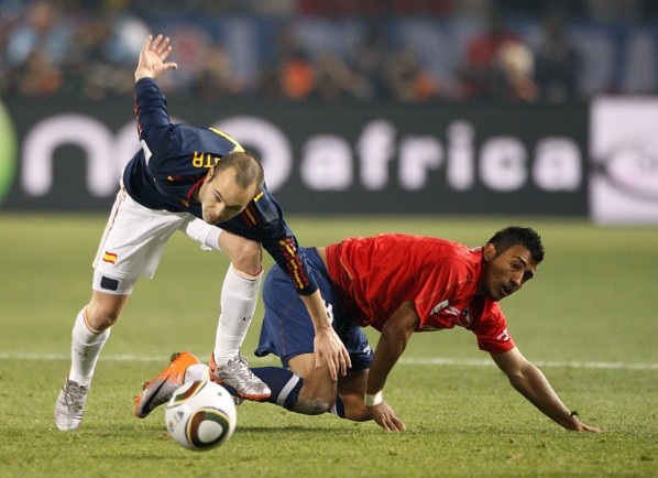 Arturo Vidal ante Andrés Iniesta en el Mundial de Sudáfrica 2010. | Foto: Getty Images