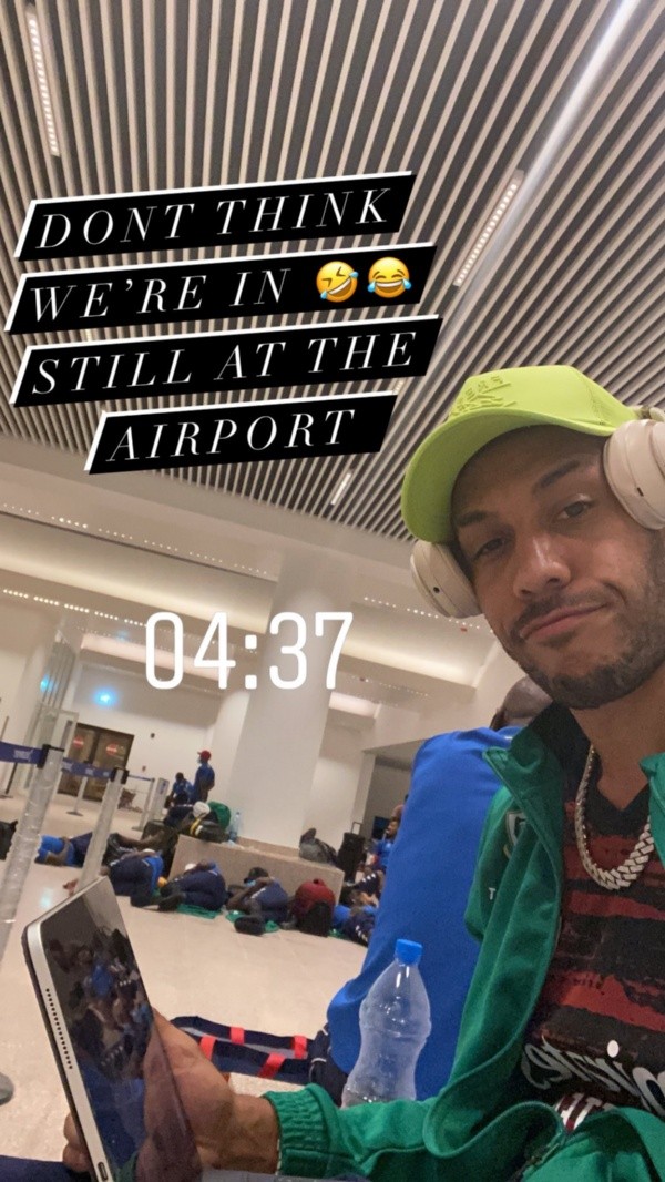 El jugador del Arsenal registró la dura travesía en su redes sociales.