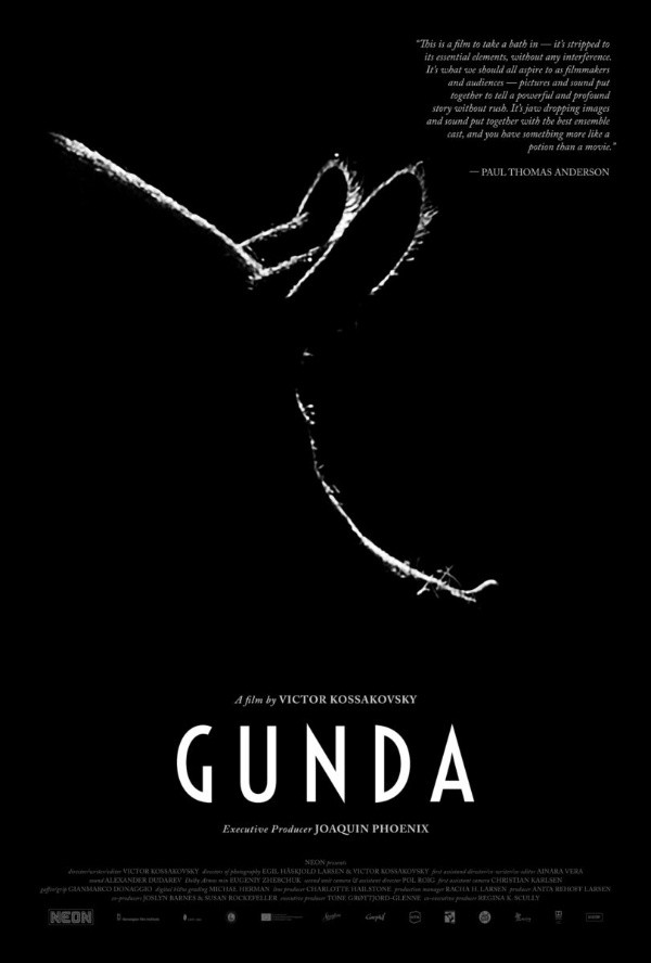 Afiche para “Gunda”, el documental sobre la vida de unos cerdos producida por Joaquin Phoenix.