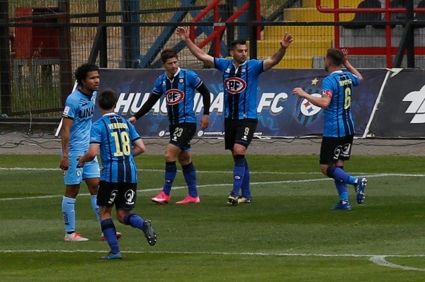 Juan Sánchez Sotelo puso el empate para Huachipato ante Deportes Iquique. Foto: Agencia Uno