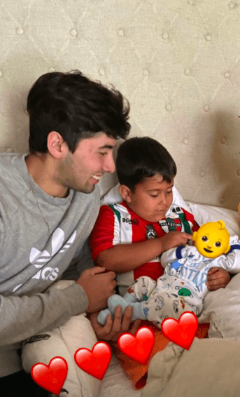 La imagen con que Luis Jiménez celebró la llegada de su primer nieto. Foto: Instagram