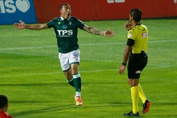 Al Conejo Ubilla le anularon un gol en el Wanderers vs. Unión Española.