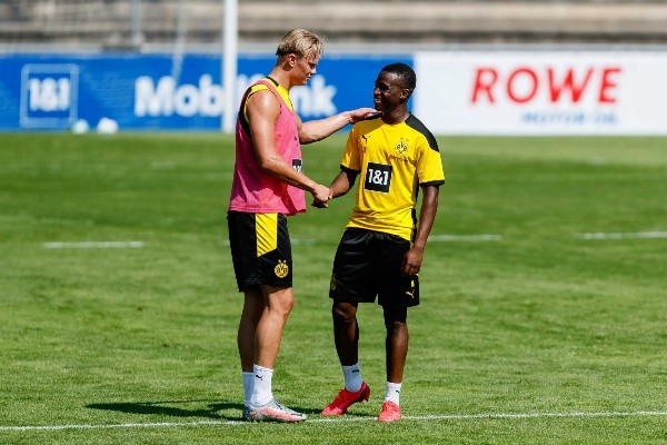 Youssoufa Moukoko junto a Erling Haaland en el Borussia Dortmund