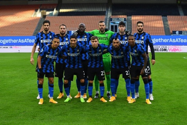 Inter de Milán salió a la cancha con todos sus jugadores con una marca roja en su rostro como señal de protesta contra la violencia de género. Foto: Getty Images