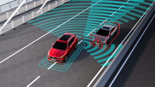 El LKA monitorea activamente la posición de los vehículos con una cámara gran angular.