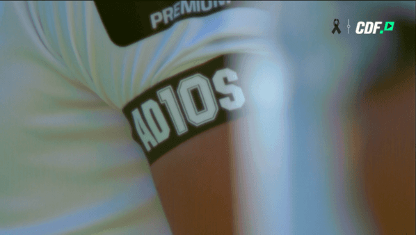“Ad10s” reza el brazalete que usó Colo Colo en homenaje a Diego Maradona. Foto: CDF
