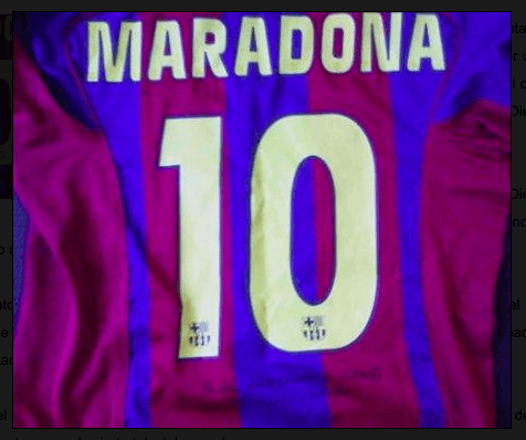 La imagen que Alejandro Sanz compartió en 2010, con la camiseta que le firmó Diego Maradona.